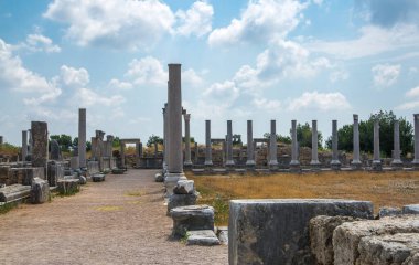 Perge, Colonnaded caddesi ve yan taraftaki özel evlerin kalıntıları. MÖ 7. yüzyıldan kalma Yunan kolonisi, MÖ 334 yılında Persler ve Büyük İskender tarafından fethedildi..