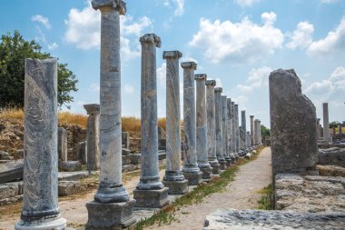 Perge, Colonnaded caddesi ve yan taraftaki özel evlerin kalıntıları. MÖ 7. yüzyıldan kalma Yunan kolonisi, MÖ 334 yılında Persler ve Büyük İskender tarafından fethedildi..