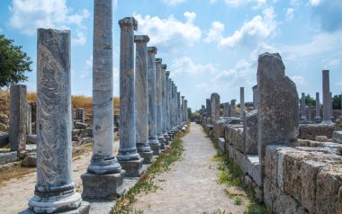 Perge, Market Meydanı 'nın kalıntılarına bak. Antik Yunan kenti Perga. MÖ 7. yüzyıldan kalma Yunan kolonisi, MÖ 334 yılında Persler ve Büyük İskender tarafından fethedildi..