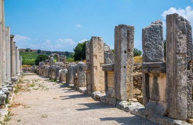 Perge, Market Meydanı 'nın kalıntılarına bak. Antik Yunan kenti Perga. MÖ 7. yüzyıldan kalma Yunan kolonisi, MÖ 334 yılında Persler ve Büyük İskender tarafından fethedildi..