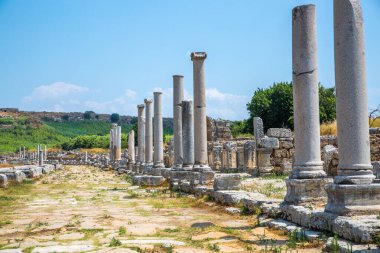 Perge, Market Meydanı 'nın kalıntılarına bak. Antik Yunan kenti Perga. MÖ 7. yüzyıldan kalma Yunan kolonisi, MÖ 334 yılında Persler ve Büyük İskender tarafından fethedildi..