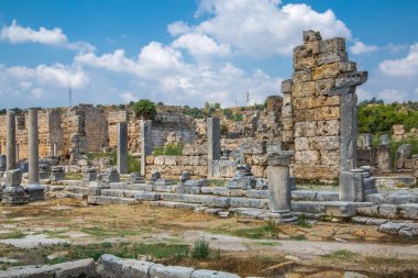 Perge, Colonnaded caddesi ve yan taraftaki özel evlerin kalıntıları. MÖ 7. yüzyıldan kalma Yunan kolonisi, MÖ 334 yılında Persler ve Büyük İskender tarafından fethedildi..