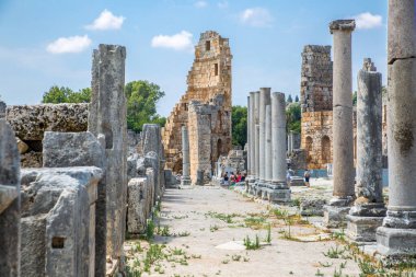 Perge, Colonnaded caddesi ve yan taraftaki özel evlerin kalıntıları. MÖ 7. yüzyıldan kalma Yunan kolonisi, MÖ 334 yılında Persler ve Büyük İskender tarafından fethedildi..