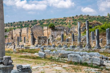 Perge, Colonnaded caddesi ve yan taraftaki özel evlerin kalıntıları. MÖ 7. yüzyıldan kalma Yunan kolonisi, MÖ 334 yılında Persler ve Büyük İskender tarafından fethedildi..