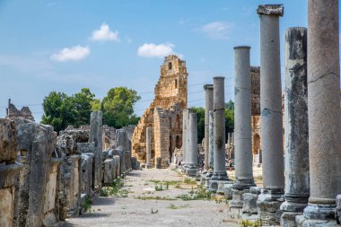 Perge, Colonnaded caddesi ve yan taraftaki özel evlerin kalıntıları. MÖ 7. yüzyıldan kalma Yunan kolonisi, MÖ 334 yılında Persler ve Büyük İskender tarafından fethedildi..