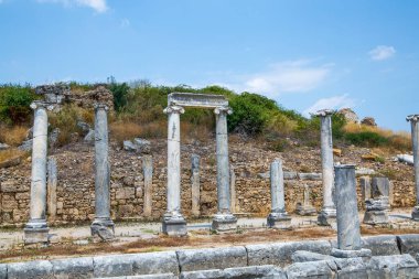 Perge, Colonnaded caddesi ve yan taraftaki özel evlerin kalıntıları. MÖ 7. yüzyıldan kalma Yunan kolonisi, MÖ 334 yılında Persler ve Büyük İskender tarafından fethedildi..