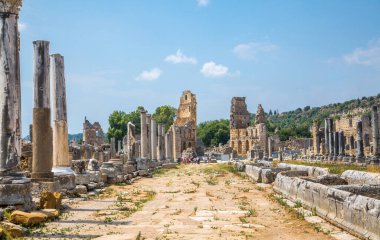 Perge, Colonnaded caddesi ve yan taraftaki özel evlerin kalıntıları. MÖ 7. yüzyıldan kalma Yunan kolonisi, MÖ 334 yılında Persler ve Büyük İskender tarafından fethedildi..