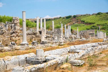 Perge, Colonnaded caddesi ve yan taraftaki özel evlerin kalıntıları. MÖ 7. yüzyıldan kalma Yunan kolonisi, MÖ 334 yılında Persler ve Büyük İskender tarafından fethedildi..