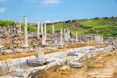 Perge, Colonnaded caddesi ve yan taraftaki özel evlerin kalıntıları. MÖ 7. yüzyıldan kalma Yunan kolonisi, MÖ 334 yılında Persler ve Büyük İskender tarafından fethedildi..