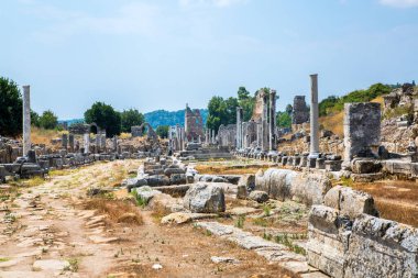 Perge, Colonnaded caddesi ve yan taraftaki özel evlerin kalıntıları. MÖ 7. yüzyıldan kalma Yunan kolonisi, MÖ 334 yılında Persler ve Büyük İskender tarafından fethedildi..