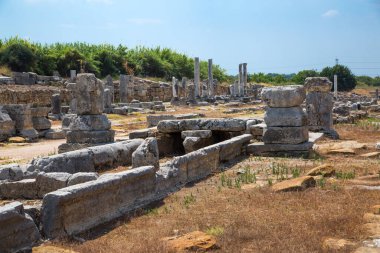 Perge, Colonnaded caddesi ve yan taraftaki özel evlerin kalıntıları. MÖ 7. yüzyıldan kalma Yunan kolonisi, MÖ 334 yılında Persler ve Büyük İskender tarafından fethedildi..