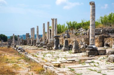 Perge, Colonnaded caddesi ve yan taraftaki özel evlerin kalıntıları. MÖ 7. yüzyıldan kalma Yunan kolonisi, MÖ 334 yılında Persler ve Büyük İskender tarafından fethedildi..