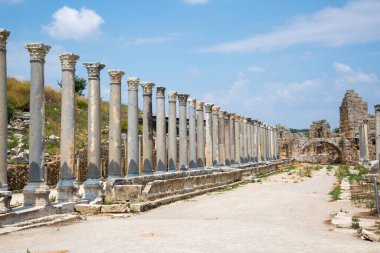 Perge, Colonnaded caddesi ve yan taraftaki özel evlerin kalıntıları. MÖ 7. yüzyıldan kalma Yunan kolonisi, MÖ 334 yılında Persler ve Büyük İskender tarafından fethedildi..