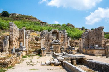 Perge, Nymphaion ya da İmparator Hadrian döneminden kalma bir çeşme. MÖ 7. yüzyıldan kalma Yunan kolonisi, MÖ 334 yılında Persler ve Büyük İskender tarafından fethedildi..