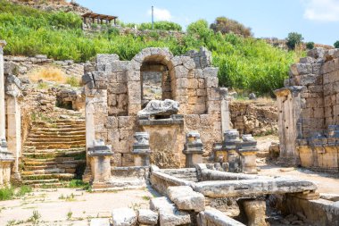 Perge, Nymphaion ya da İmparator Hadrian döneminden kalma bir çeşme. MÖ 7. yüzyıldan kalma Yunan kolonisi, MÖ 334 yılında Persler ve Büyük İskender tarafından fethedildi..