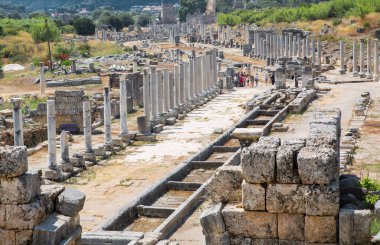 Perge, Nymphaion ya da İmparator Hadrian döneminden kalma bir çeşme. MÖ 7. yüzyıldan kalma Yunan kolonisi, MÖ 334 yılında Persler ve Büyük İskender tarafından fethedildi..