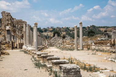 Perge, Colonnaded caddesi ve yan taraftaki özel evlerin kalıntıları. MÖ 7. yüzyıldan kalma Yunan kolonisi, MÖ 334 yılında Persler ve Büyük İskender tarafından fethedildi..