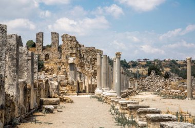Perge, Colonnaded caddesi ve yan taraftaki özel evlerin kalıntıları. MÖ 7. yüzyıldan kalma Yunan kolonisi, MÖ 334 yılında Persler ve Büyük İskender tarafından fethedildi..