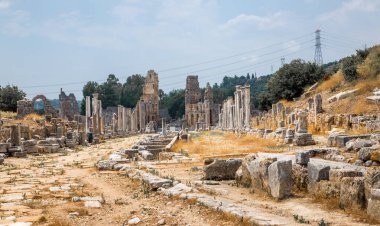 Perge, Market Meydanı 'nın kalıntılarına bak. Antik Yunan kenti Perga. MÖ 7. yüzyıldan kalma Yunan kolonisi, MÖ 334 yılında Persler ve Büyük İskender tarafından fethedildi..