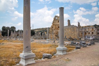 Perge, Market Meydanı 'nın kalıntılarına bak. Antik Yunan kenti Perga. MÖ 7. yüzyıldan kalma Yunan kolonisi, MÖ 334 yılında Persler ve Büyük İskender tarafından fethedildi..
