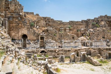 Perge, Antik Roma amfitiyatrosu. İ.Ö. 12 ila 13. yüzyıllarda inşa edilmiş. MÖ 7. yüzyıldan kalma Yunan kolonisi, MÖ 334 yılında Persler ve Büyük İskender tarafından fethedildi..