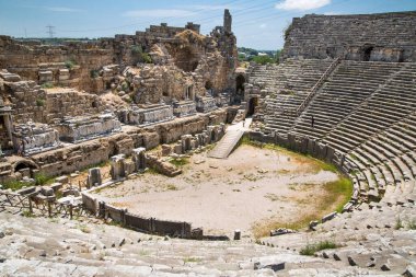 Perge, Antik Roma amfitiyatrosu. İ.Ö. 12 ila 13. yüzyıllarda inşa edilmiş. MÖ 7. yüzyıldan kalma Yunan kolonisi, MÖ 334 yılında Persler ve Büyük İskender tarafından fethedildi..