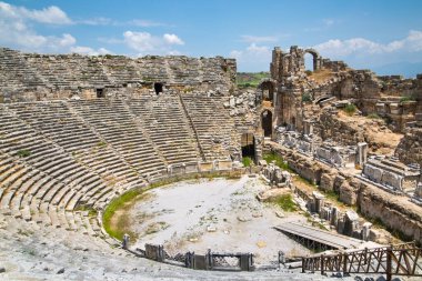 Perge, Antik Roma amfitiyatrosu. İ.Ö. 12 ila 13. yüzyıllarda inşa edilmiş. MÖ 7. yüzyıldan kalma Yunan kolonisi, MÖ 334 yılında Persler ve Büyük İskender tarafından fethedildi..