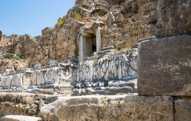Perge, Antik Roma amfitiyatrosu. İ.Ö. 12 ila 13. yüzyıllarda inşa edilmiş. MÖ 7. yüzyıldan kalma Yunan kolonisi, MÖ 334 yılında Persler ve Büyük İskender tarafından fethedildi..