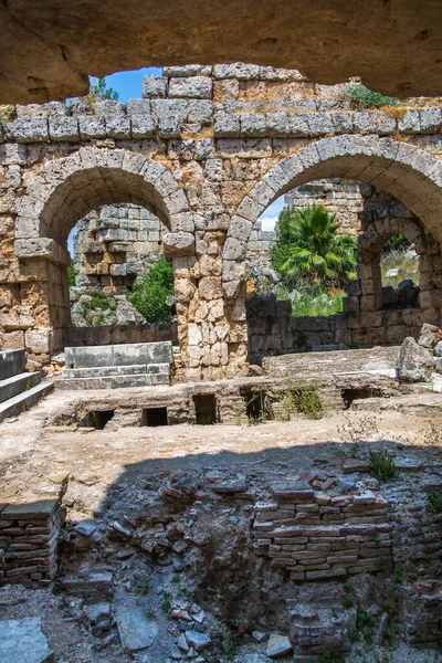 Perge, Romalılar pazar meydanında yıkanıyor. MÖ 7. yüzyıldan kalma Yunan kolonisi, MÖ 334 yılında Persler ve Büyük İskender tarafından fethedildi..