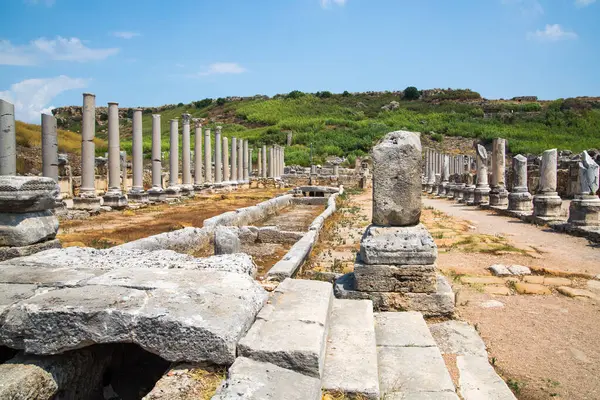 Perge, Colonnaded caddesi ve yan taraftaki özel evlerin kalıntıları. MÖ 7. yüzyıldan kalma Yunan kolonisi, MÖ 334 yılında Persler ve Büyük İskender tarafından fethedildi..