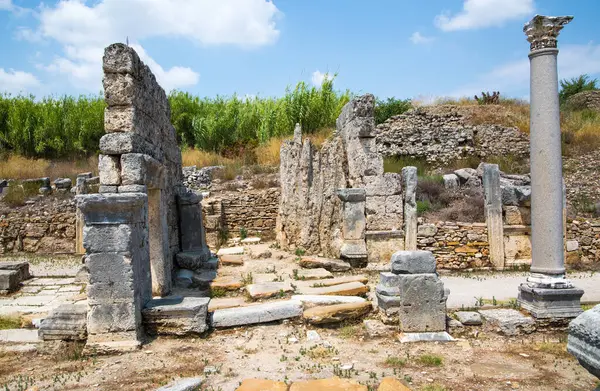Perge, Colonnaded caddesi ve yan taraftaki özel evlerin kalıntıları. MÖ 7. yüzyıldan kalma Yunan kolonisi, MÖ 334 yılında Persler ve Büyük İskender tarafından fethedildi..