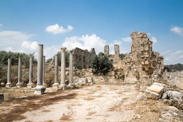 Perge, Colonnaded caddesi ve yan taraftaki özel evlerin kalıntıları. MÖ 7. yüzyıldan kalma Yunan kolonisi, MÖ 334 yılında Persler ve Büyük İskender tarafından fethedildi..