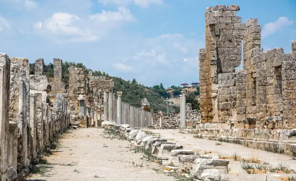 パーゲ コロナード通り 側面の私邸の廃墟 紀元前7世紀のギリシャ植民地 紀元前334年にペルシア人とアレクサンダー大王によって征服された ロイヤリティフリーのストック写真