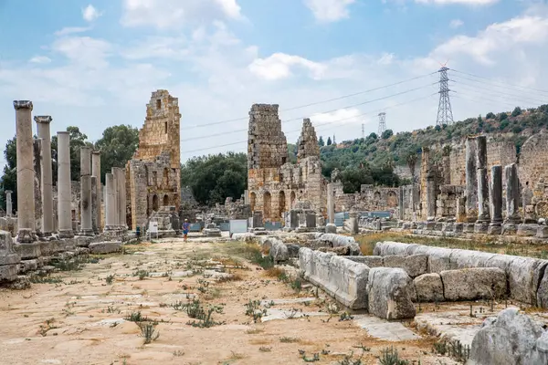 パーゲ マーケット広場の廃墟を眺める グレコ ローマ古代都市ペルガ 紀元前7世紀のギリシャ植民地 紀元前334年にペルシア人とアレクサンダー大王によって征服された ストックフォト