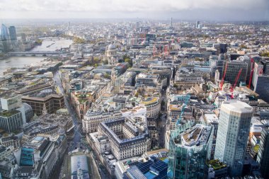 Londra, İngiltere - 1 Kasım 2023: Yağmurlu panoramik manzaradan sonra Londra şehri manzarası. Manzara arasında finans bölgesi ve Londra 'nın batı kesimindeki gökdelenler yer alıyor  