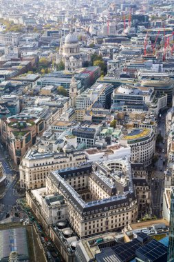 Londra, İngiltere - 1 Kasım 2023: Yağmurlu panoramik manzaradan sonra Londra şehri manzarası. Manzara arasında finans bölgesi ve Londra 'nın batı kesimindeki gökdelenler yer alıyor  