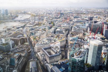 Londra, İngiltere - 1 Kasım 2023: Yağmurlu panoramik manzaradan sonra Londra şehri manzarası. Manzara arasında finans bölgesi ve Londra 'nın batı kesimindeki gökdelenler yer alıyor  