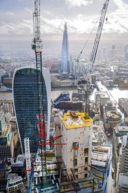 Londra, İngiltere - 1 Kasım 2023: Yağmurlu panoramik manzara sonrasında Londra şehri manzarası, Thames Nehri, Londra Köprüsü ve finans bölgesi gökdelenleri  