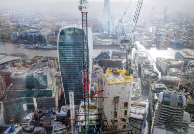 Londra, İngiltere - 1 Kasım 2023: Yağmurlu panoramik manzara sonrasında Londra şehri manzarası, Thames Nehri, Londra Köprüsü ve finans bölgesi gökdelenleri  
