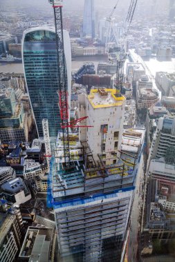 Londra, İngiltere - 1 Kasım 2023: Yağmurlu panoramik manzara sonrasında Londra şehri manzarası, Thames Nehri, Londra Köprüsü ve finans bölgesi gökdelenleri  