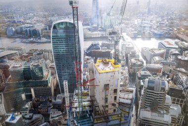 Londra, İngiltere - 1 Kasım 2023: Yağmurlu panoramik manzara sonrasında Londra şehri manzarası, Thames Nehri, Londra Köprüsü ve finans bölgesi gökdelenleri  