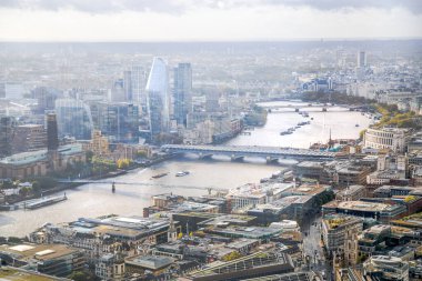 Londra, İngiltere - 1 Kasım 2023: Yağmurlu panoramik manzara sonrasında Londra şehri manzarası, Thames Nehri, Londra Köprüsü ve finans bölgesi gökdelenleri  