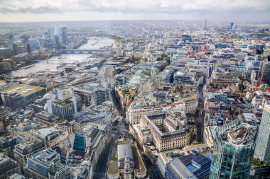 Londra, İngiltere - 1 Kasım 2023: Yağmurlu panoramik manzara sonrasında Londra şehri manzarası, Thames Nehri, Londra Köprüsü ve finans bölgesi gökdelenleri  