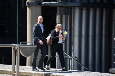 Londra, İngiltere - 7 Mayıs 2024: Londra 'da iş adamları yürüyor 