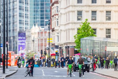 Londra, İngiltere - 7 Mayıs 2024: Londra şehrinde insanlar bisiklete biniyor, Bishop 's Gate Caddesi 