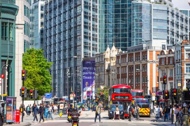 Londra, İngiltere - 7 Mayıs 2024: Gökdelenler, eski binalar ve yoldan geçen insanlarla Londra Piskoposu 'nun kapısı 