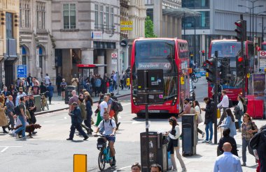 Londra, İngiltere - 7 Mayıs 2024: Londra şehri, Bishop 's Gate caddesinde, otobüslerde, taksilerde ve yolda bir sürü insan yürüyor, 