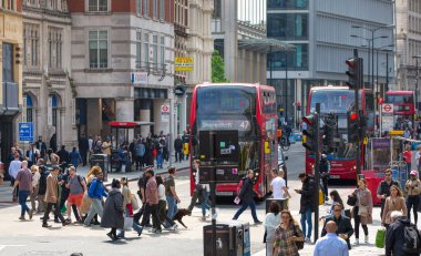 Londra, İngiltere - 7 Mayıs 2024: Londra şehri, Bishop 's Gate caddesinde, otobüslerde, taksilerde ve yolda bir sürü insan yürüyor, 