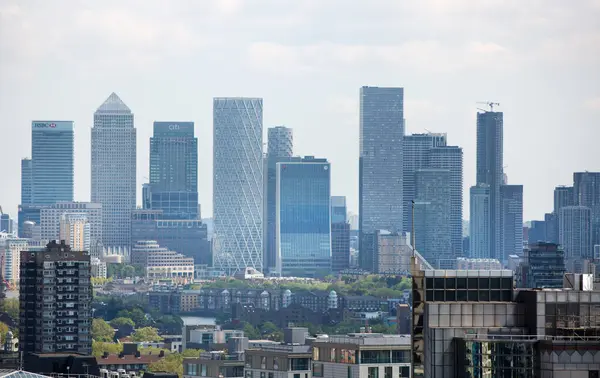 Londra, İngiltere - 7 Mayıs 2024: Fenchurch Caddesi 'ndeki çatı bahçesinden Canary Wharf Manzarası