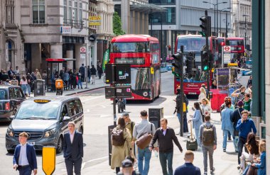Londra, İngiltere - 7 Mayıs 2024: Londra şehri, Bishop 's Gate caddesinde, otobüslerde, taksilerde ve yolda bir sürü insan yürüyor, 
